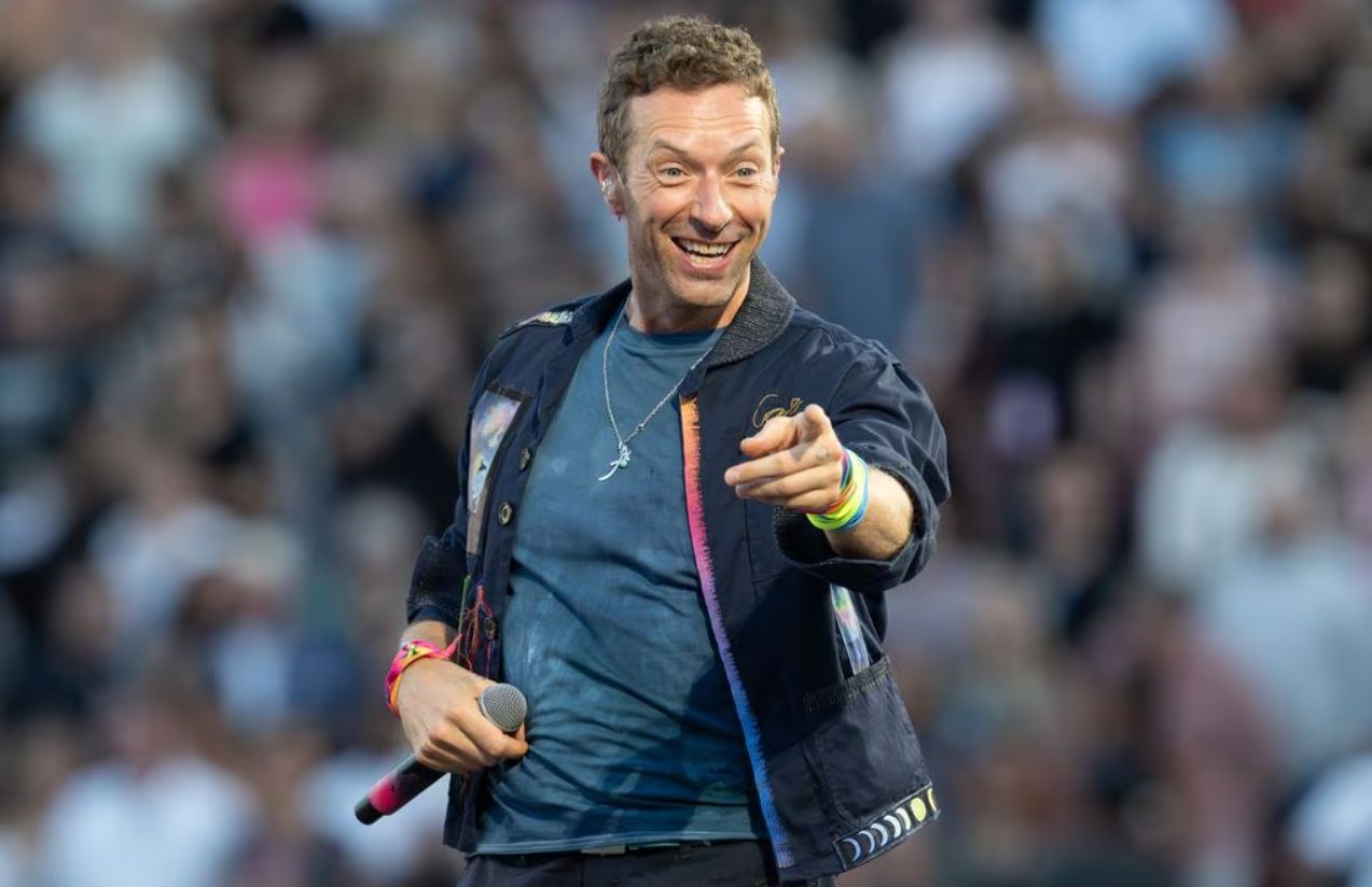 Chris Martin issues warning during concert after controversial forced kiss on the "Kiss Cam" Chris Martin issues warning during concert after controversial forced kiss on the "Kiss Cam"