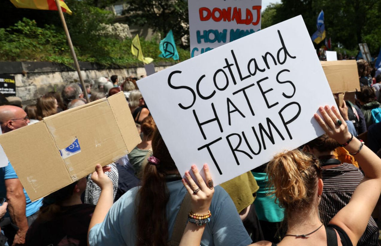 Donald Trump plays golf in Scotland as hundreds protest his visit Donald Trump plays golf in Scotland as hundreds protest his visit