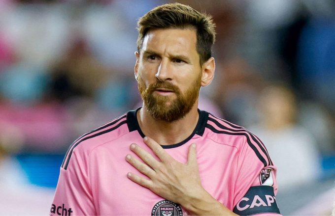 The Argentine player wearing the pink uniform of his team, Inter Miami