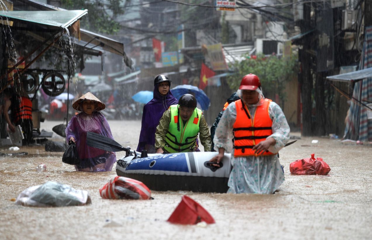 Vietnam evacuates hundreds of thousands as typhoon Kajiki closes in