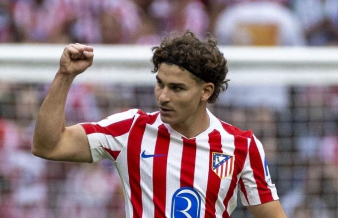 The Argentine Julián Álvarez celebrating with a clenched fist after scoring his goals against Real Madrid today