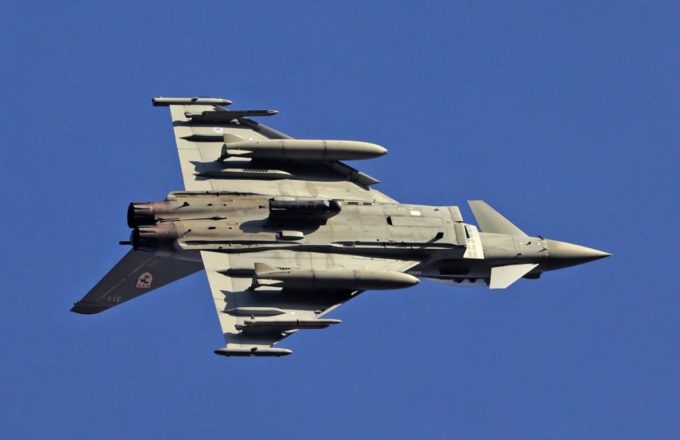 A British fighter jet flipped upside down in an incredible maneuver in the sky, showcasing its powerful artillery