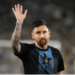 Messi raising his right hand as he bids farewell to all the attendees at the Monumental stadium