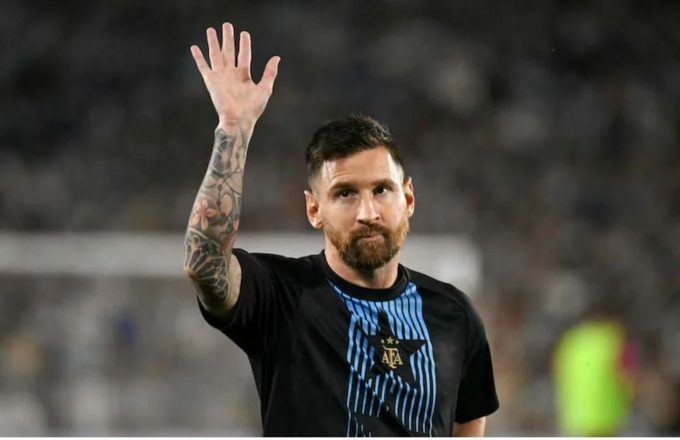 Messi raising his right hand as he bids farewell to all the attendees at the Monumental stadium