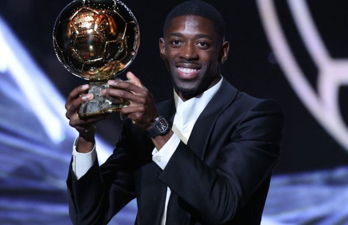 ingles ChatGPT Plus The French player lifting the Ballon d’Or in front of the entire audience at the gala