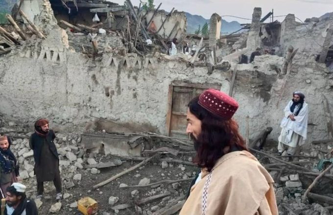 Several people helping to search for the injured under the rubble and the destruction left by the earthquake