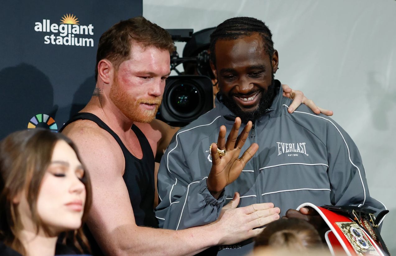 Crawford defeats “Canelo” in Las Vegas and returns his belts as a gesture of respect Crawford defeats “Canelo” in Las Vegas and returns his belts as a gesture of respect