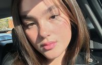 The daughter of the great Mexican boxer posing inside her car, showing off her beautiful physical features