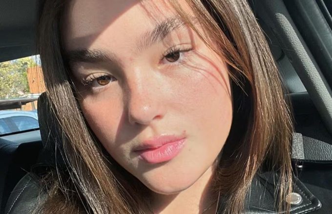 The daughter of the great Mexican boxer posing inside her car, showing off her beautiful physical features