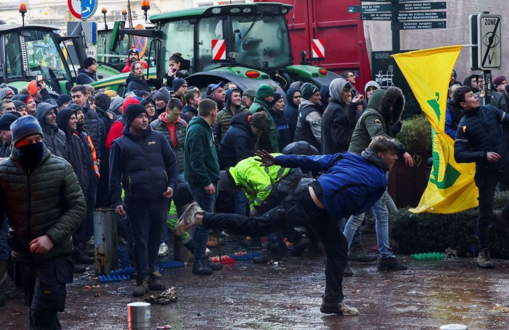 Violence shakes the Netherlands: Right-wing rally descends into chaos ahead of elections Many angry protesters throwing stones at the Dutch police