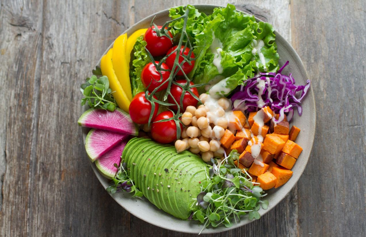 A delicious salad with avocado, lettuce, carrot, chickpeas, and other vegetables