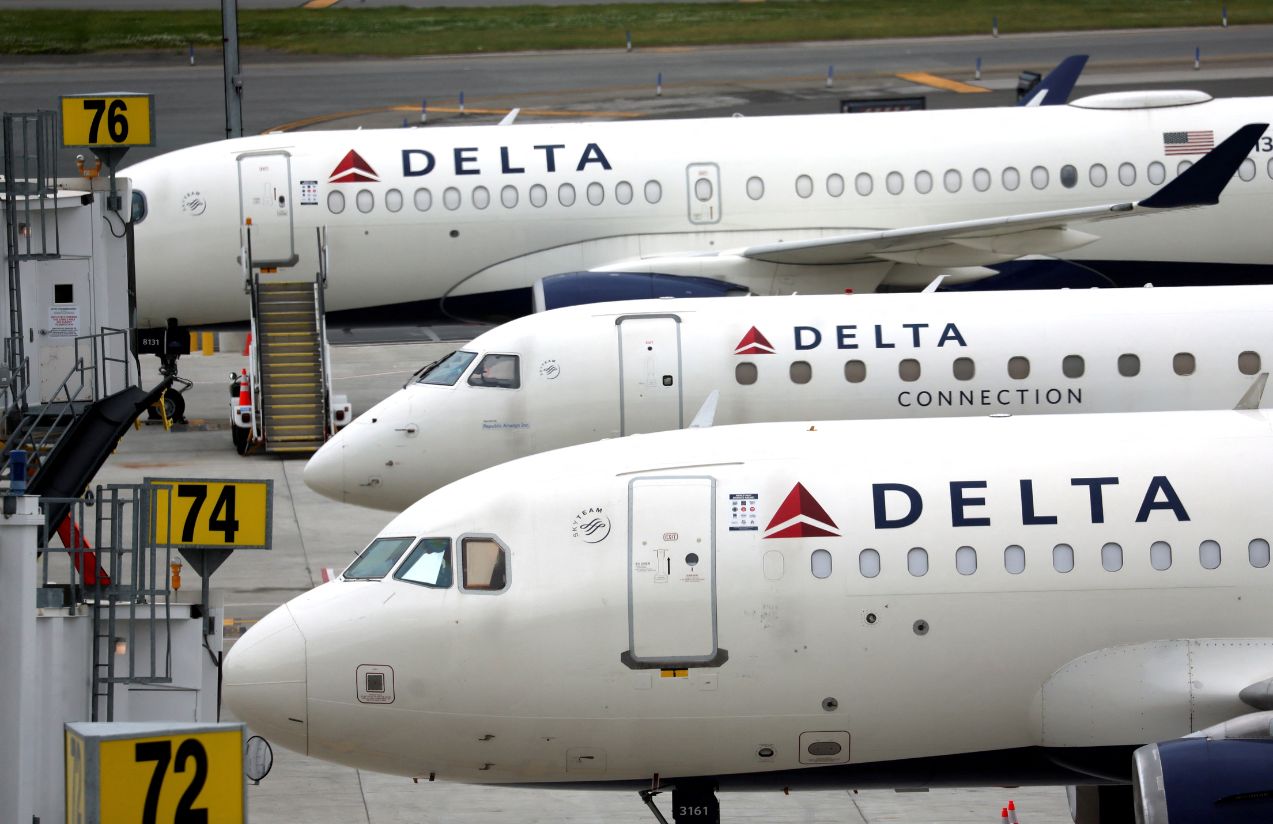 Unexpected crash at LaGuardia: Two Delta planes collide while taxiing Unexpected crash at LaGuardia: Two Delta planes collide while taxiing