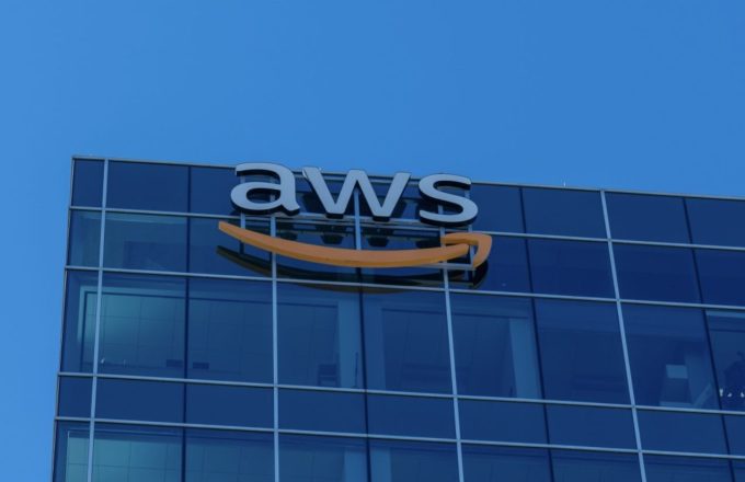 Amazon identifies the cause of the digital blackout that affected half the world A large glass building with the letters “AWS” displayed prominently at the top