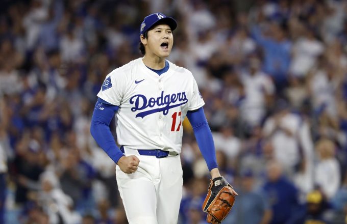 Dodgers sweep the Brewers and advance to the World Series thanks to Shohei Ohtani’s magic The Japanese baseball player standing on the mound, holding his glove and the ball right before making the pitch