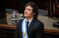 Javier Milei in the chamber wearing a tuxedo, with the Argentine flag draped from his shoulder down to his hip