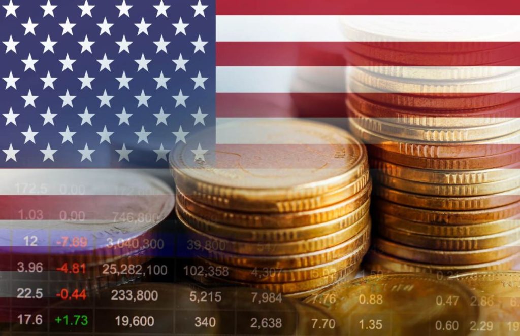Inflation in the United States rises to 3% in September, putting the Federal Reserve’s plans to the test The flag of the United States alongside some coins and economic indicators