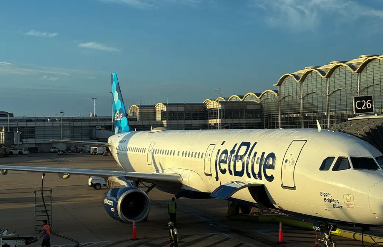 JetBlue makes emergency landing in Florida after dropping more than 25,000 feet mid-flight
