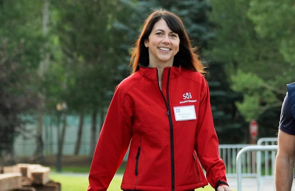 The billionaire woman wearing a red jacket during one of her walks in the park