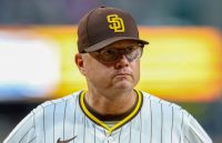Surprise in MLB: Mike Shildt announces his retirement as Padres manager The experienced manager of the San Diego Padres wearing the team’s uniform with yellow details while walking across the field