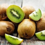 Several kiwis piled up, with only the ones on top cut in half