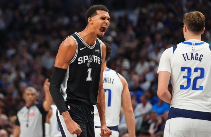 Victor Wembanyama shines in his NBA return: an otherworldly night that eclipses Cooper Flagg The great French player celebrating euphorically after scoring a basket in front of Cooper Flagg