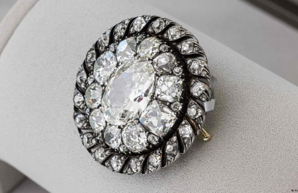 Auctioned for €3.8 Million: A hat brooch lost by Napoleon The beautiful circular brooch, adorned with many embedded diamonds, both small and large, shines with an incredible brilliance