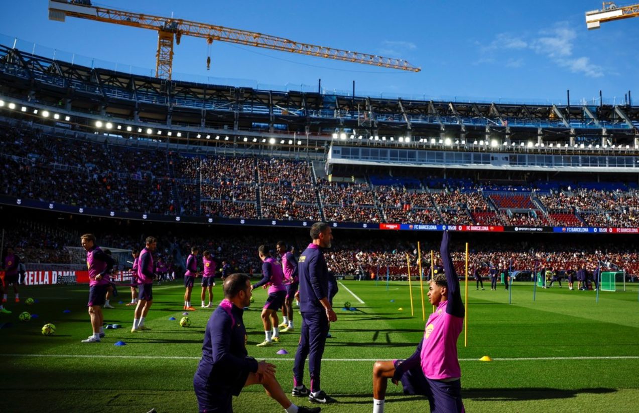 Total emotion at Camp Nou: Barcelona trains in front of a packed stadium
