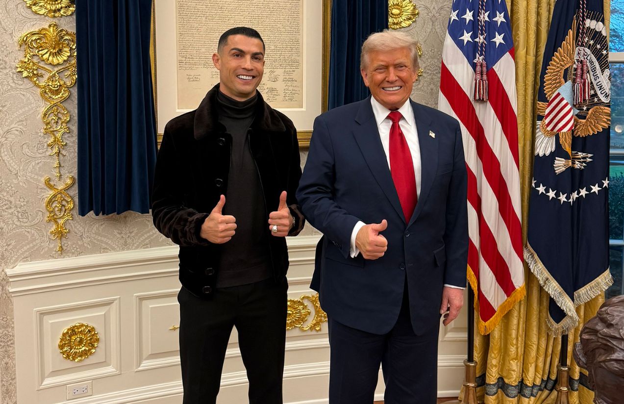 The Portuguese player together with Trump posing and smiling for a photo in the Oval Office