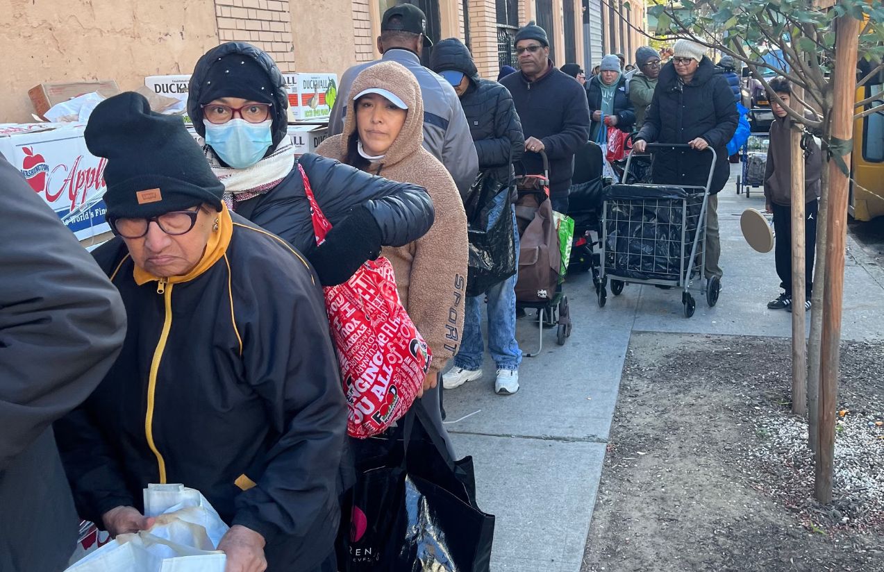 Endless lines at United States food banks after the suspension of the SNAP program