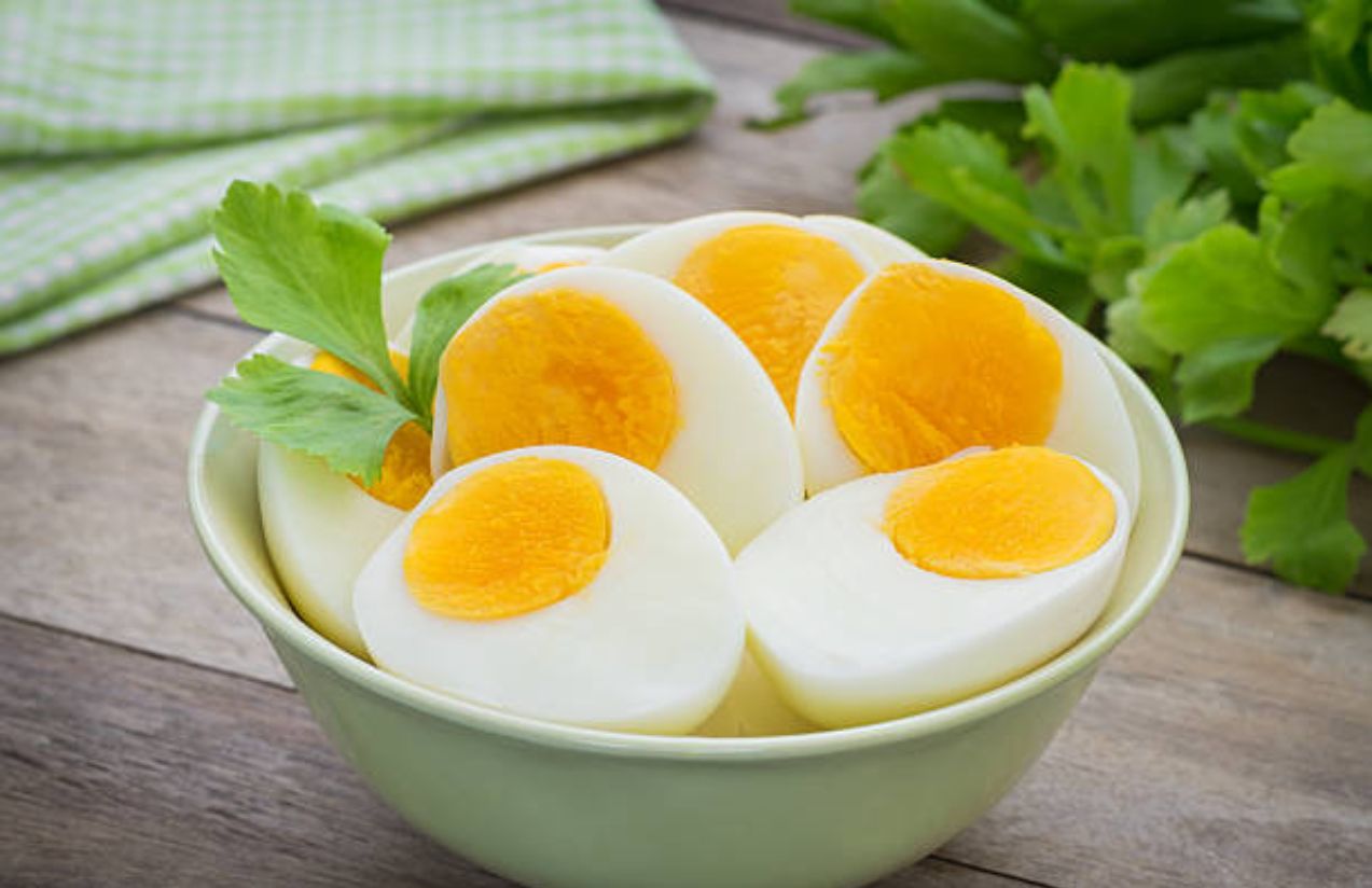 How many eggs per day are considered safe according to nutritionists?