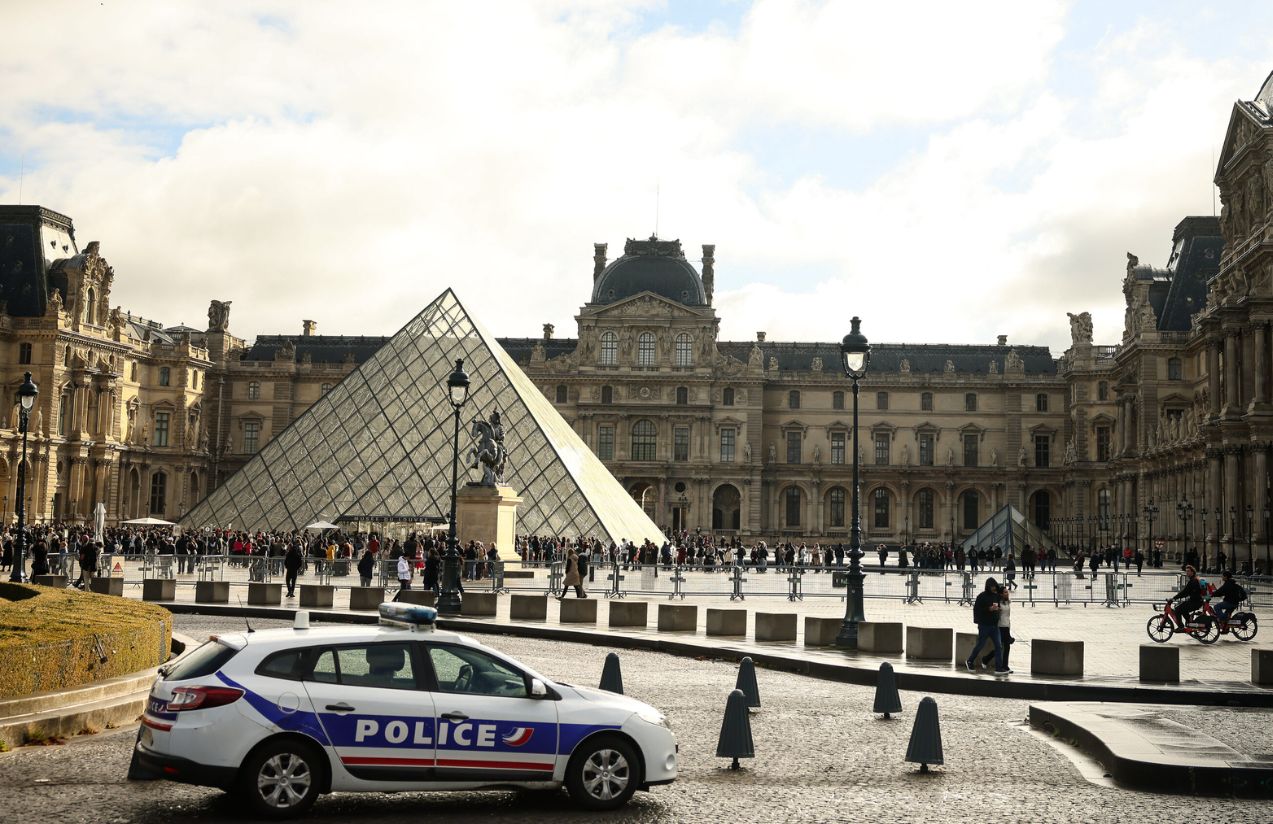 Many people near the Louvre Museum watching what happened during the jewel robbery