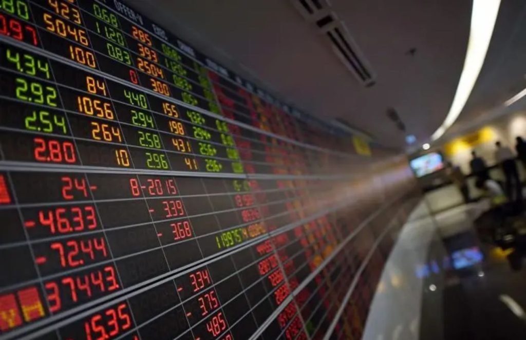 Nvidia, Bitcoin and other falling stars drag the United States stock market down A large board displaying the positive and negative values of the stock market