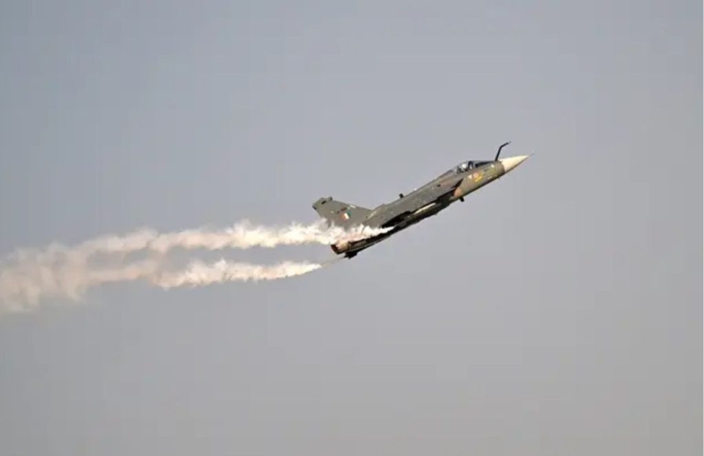 Pilot dies after Indian fighter jet crashes during the Dubai Airshow An Indian Air Force aircraft experiencing some problems in the sky and releasing smoke