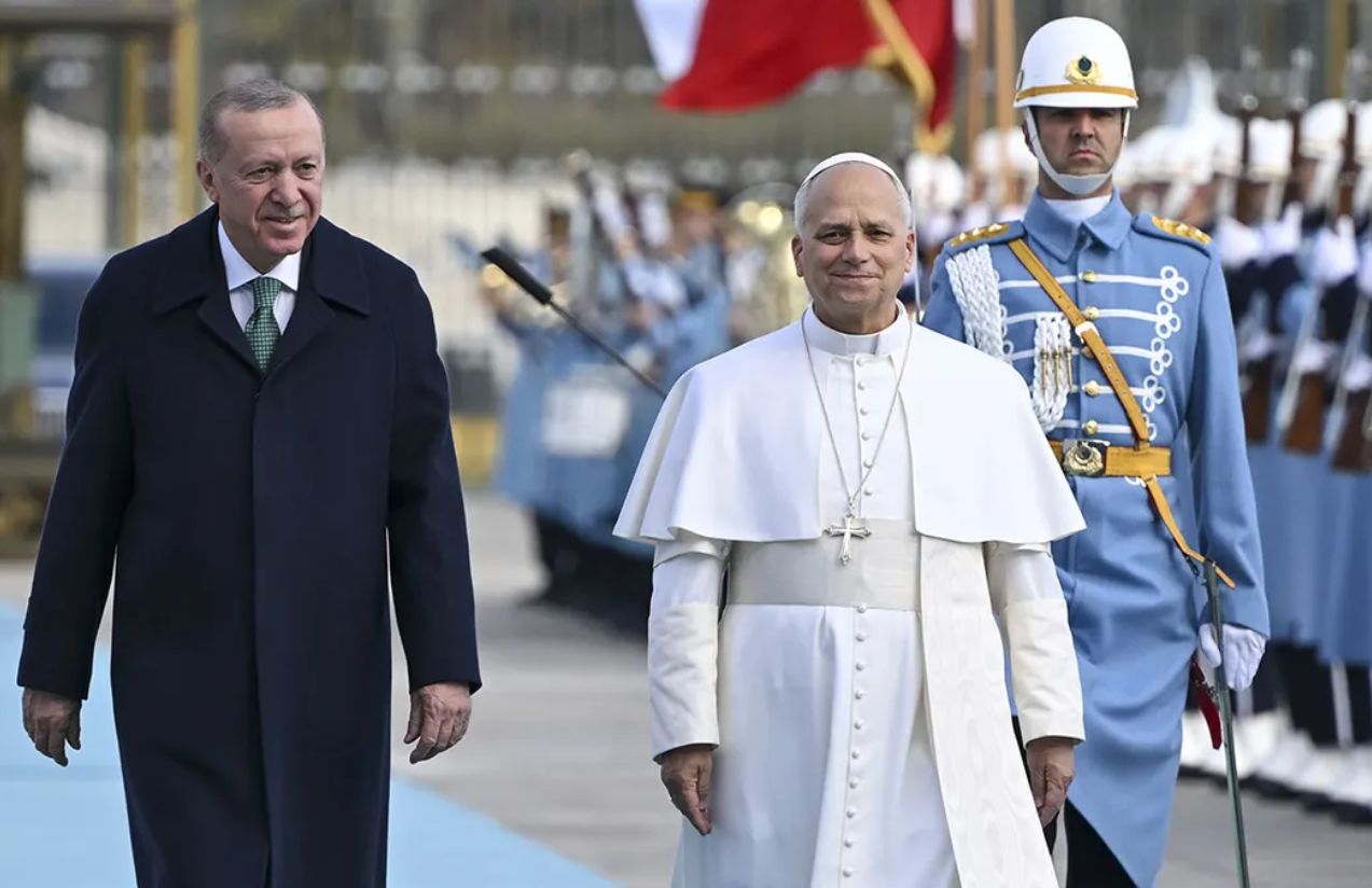 Pope Leo XIV begins his first international trip: lands in Turkey with a message of peace