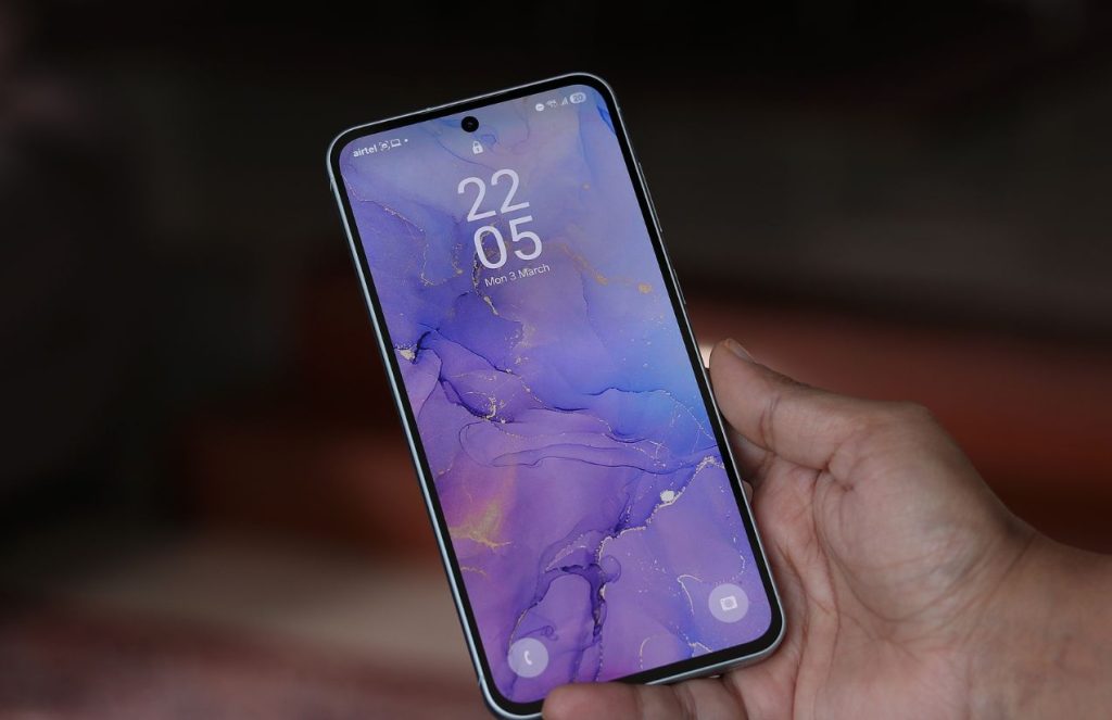 Samsung impresses with the M56 2025: 208 MP camera and power for over two days A person holding the new Samsung phone showing its apps on the screen