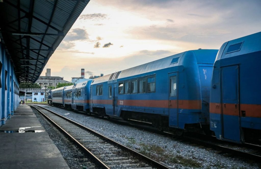The Havana–Sancti Spíritus train derails just after the resumption of railway service The famous blue train with an orange stripe in the middle on the railway tracks
