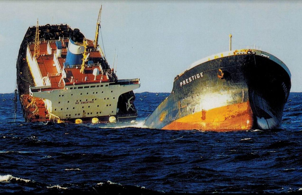 A photograph of the Prestige ship broken in half in the middle of the sea