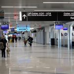 These are the airports most affected by the wave of cancellations in the United States hallway in an airport crowded with people searching for their flights