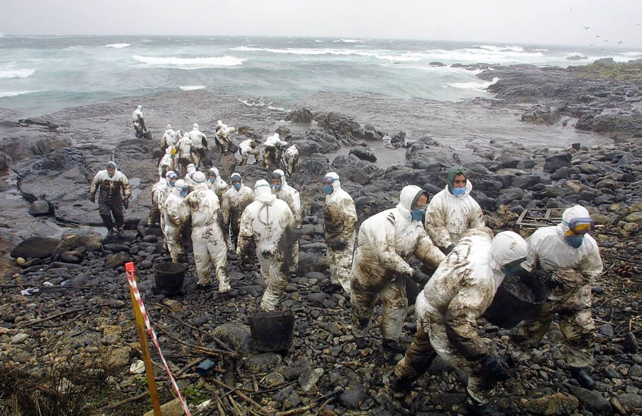 The sinking of the Prestige: a 77,000 ton oil spill that marked the Atlantic