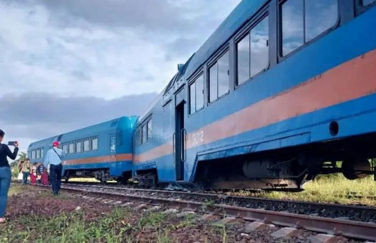 The Havana–Sancti Spíritus train derails just after the resumption of railway service The Havana–Sancti Spíritus train derails just after the resumption of railway service