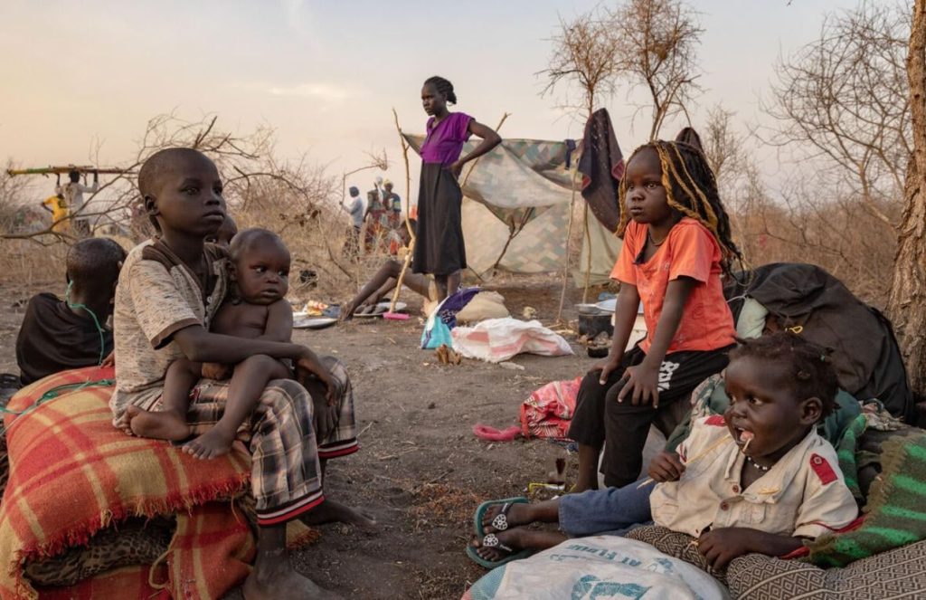 United States warns that Sudan faces the most severe humanitarian crisis in the world People from the country of Sudan sitting on the sand under the scorching sun