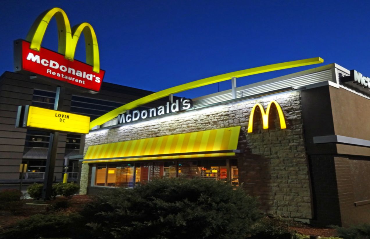 Tragic accident at McDonald’s: Man dies after being crushed while trying to pay from his car
