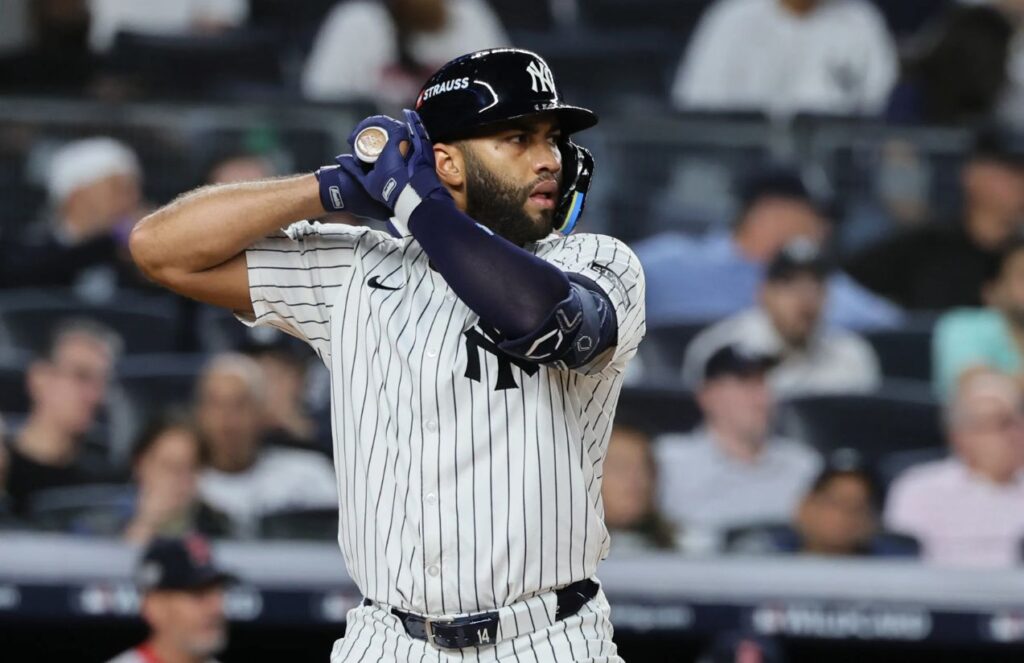 Amed Rosario puts on the pinstripes: experience and speed arrive in the Bronx The experienced player holding the bat, ready to make a hit