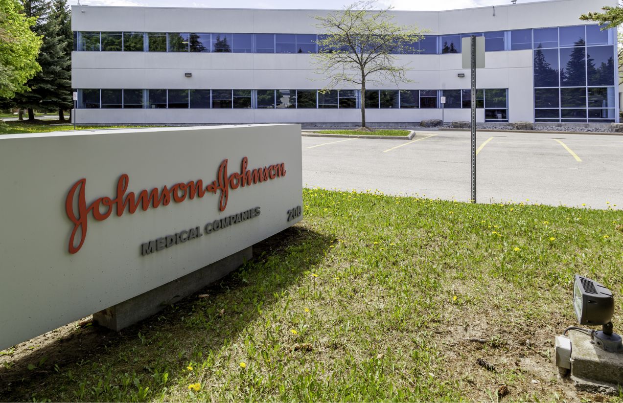 Johnson & Johnson ordered to pay $40 million over cancer linked to baby powder Johnson & Johnson ordered to pay $40 million over cancer linked to baby powder