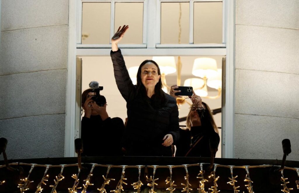 María Corina leaning out from her hotel balcony, greeting all her supporters in Oslo