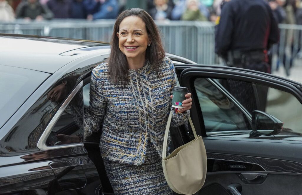 Report reveals María Corina Machado suffered a serious fracture during her departure from Venezuela The Venezuelan politician getting out of a car wearing a beautiful black-and-white dress