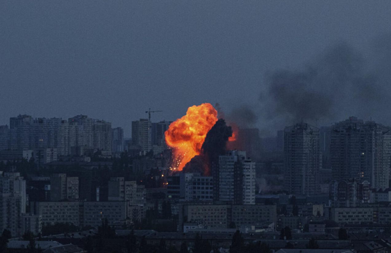 Russia launches a massive attack on Kyiv on the eve of crucial peace talks