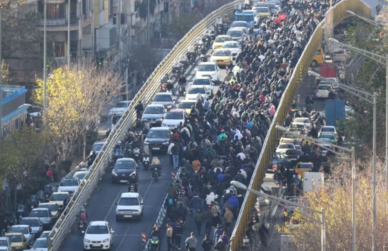 Massive protests shake Iran after the historic collapse of its currency