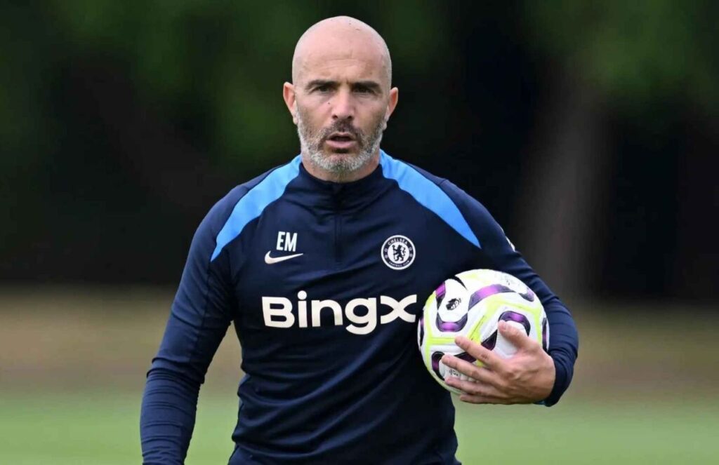 Chelsea shaken by changes: Enzo Maresca leaves the club amid a crisis Maresca holding a ball under his left arm during a team training session