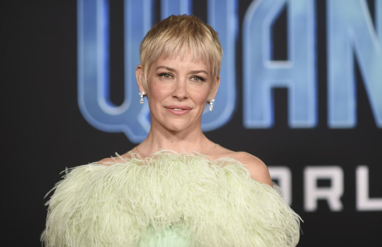 The renowned Hollywood actress posing for the cameras on the red carpet at one of Marvel’s movies, wearing a beautiful dress and a striking blonde look